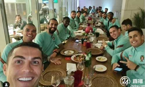 C罗晒国家队聚餐照：大家团结一心，加油葡萄牙！