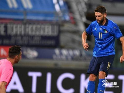 意大利队在友谊赛中以4比0击败捷克队，因为莫布里的传球和西涅的进球