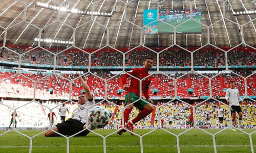 罗纳尔多传中加弗茨，葡萄牙队以2:4负于德国队