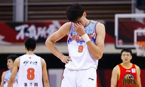 国内媒体：周琪尚未与新疆男篮续约，下赛季可能缺席