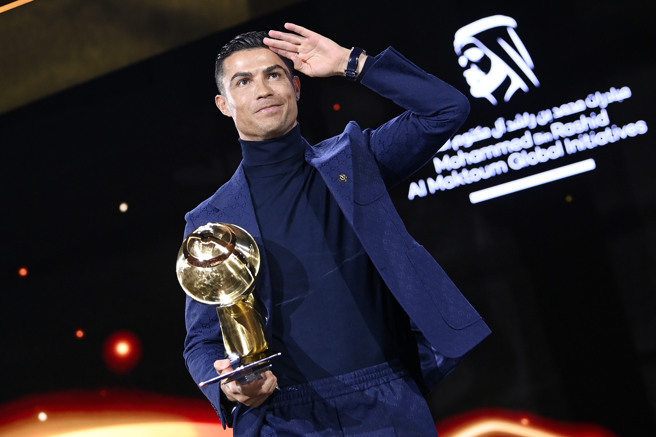 克里斯蒂亚诺·罗纳尔多自称是足球史上最佳得分手！这是千球壮举还是欧洲锦标赛的荣耀？他的选择是
