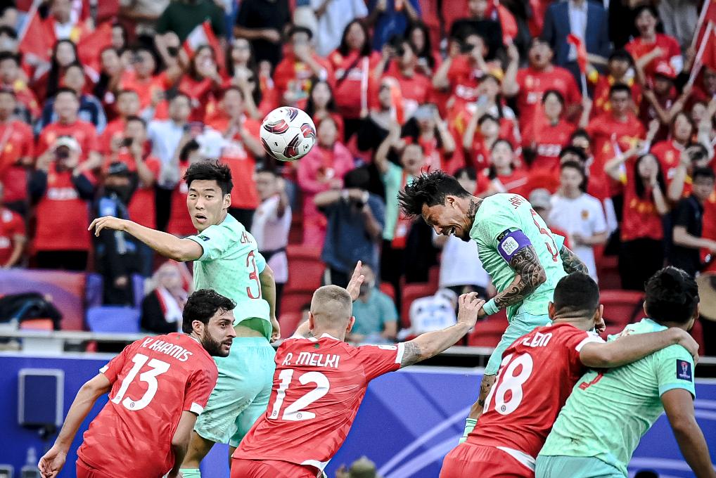 在亚洲杯的两轮比赛中，中国国家足球队0球，但有三名前锋未能进球，但他们与四名守门员一起出场