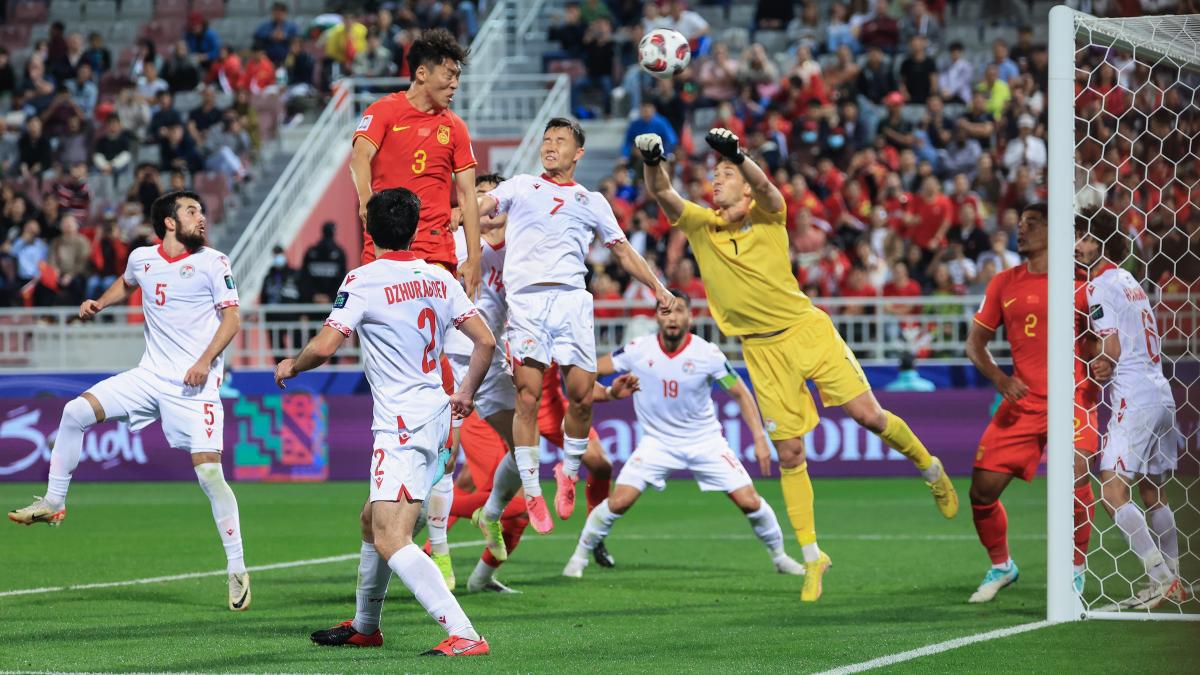 中国国足PK黎巴嫩，吴neneneba习有望强势复出。让我们看看如何玩定位球！