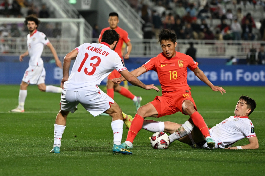 如果中国国家足球队不调整阵容和打法，他们可能会被淘汰出今晚的亚洲杯！