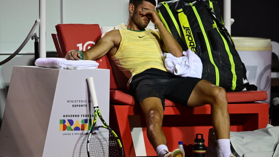 温网冠军阿卡因脚踝受伤退出里约公开赛！第一场比赛只投了两局就出局了_