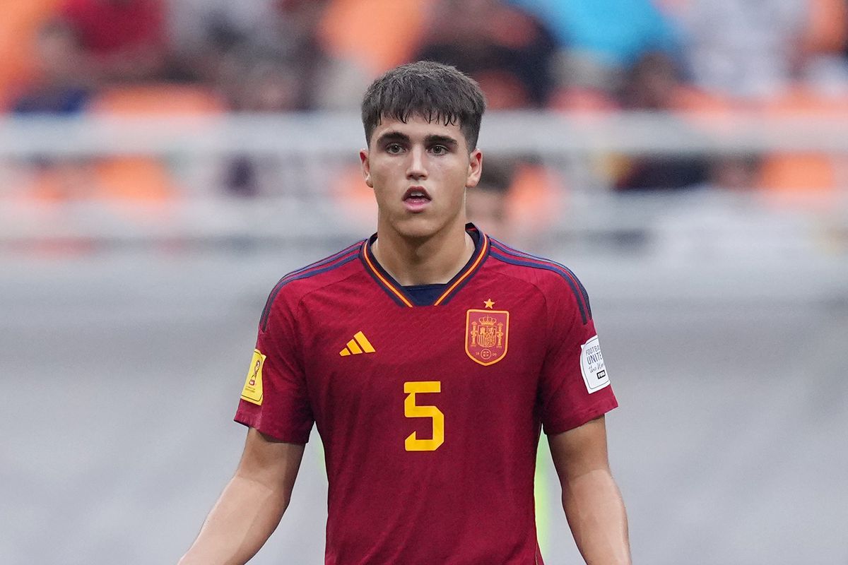17岁的库巴西可能成为西班牙足球的双重球员_