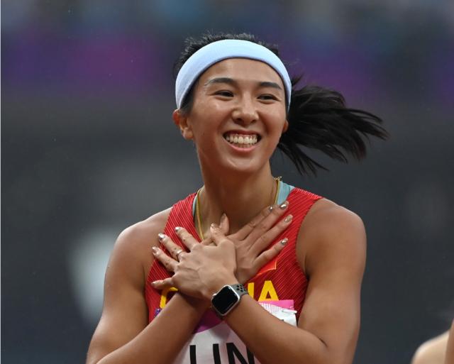 林雨薇在空中战胜了吴燕妮，在她成为跨栏冠军之前，她跑出了13秒的成绩
