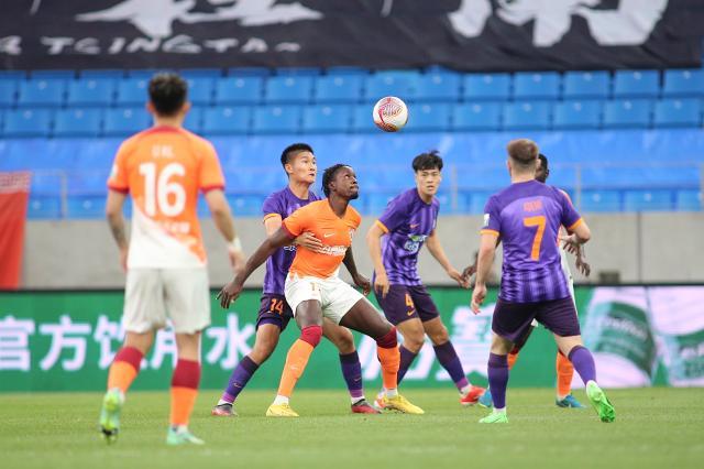 中国超级联赛中，康瓜的传球和迭戈的两次助攻以3-1战胜了海牛队