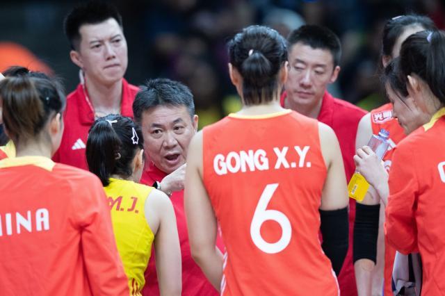 中国女排在世界联赛中输给加拿大，积分骤降，形势不容乐观
