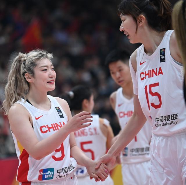 2胜11负7连败！中国女篮面临挑战：她们还能争取奖牌吗？